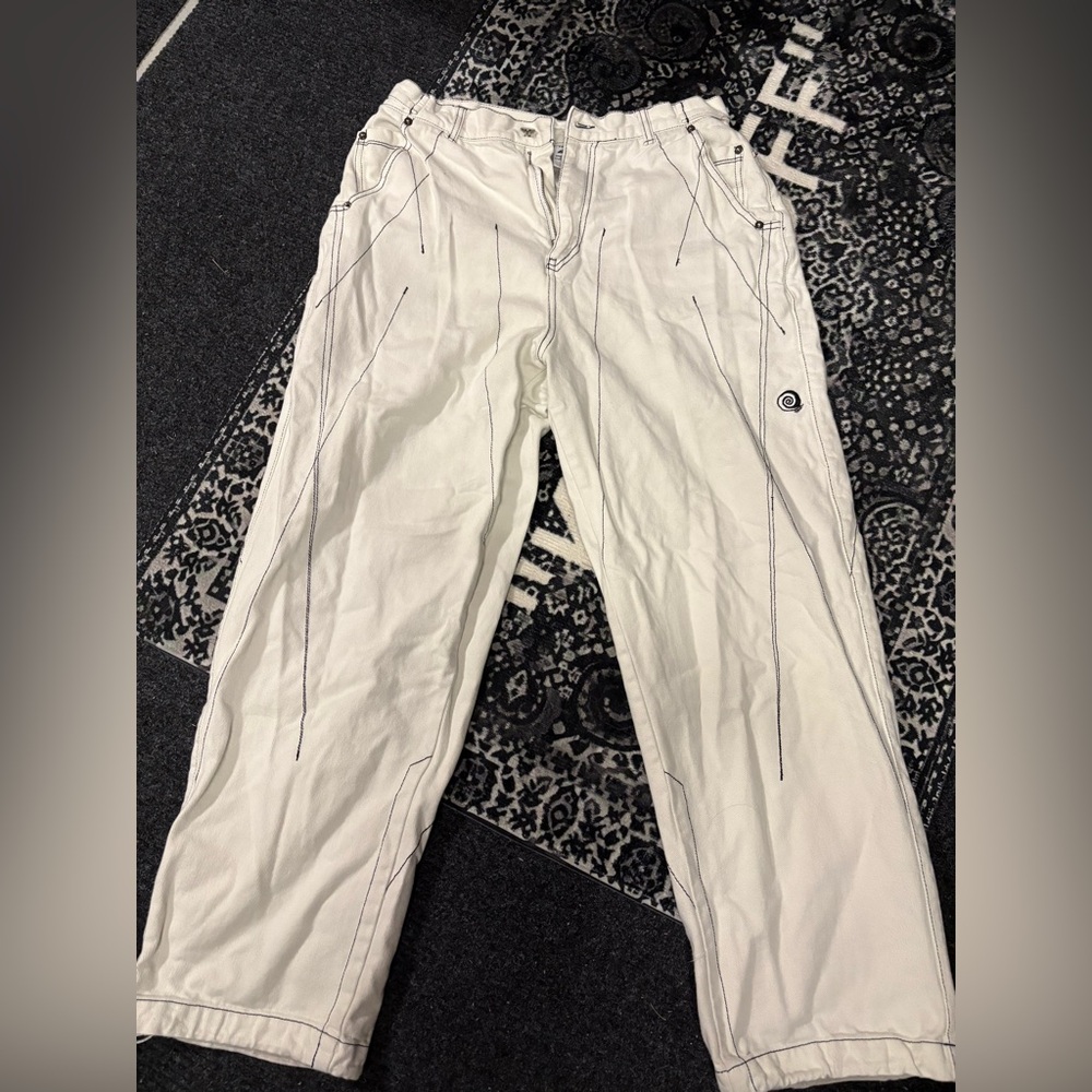 Travel Men's Relaxed streetwear pants in White with black accents

W 20 x L 39